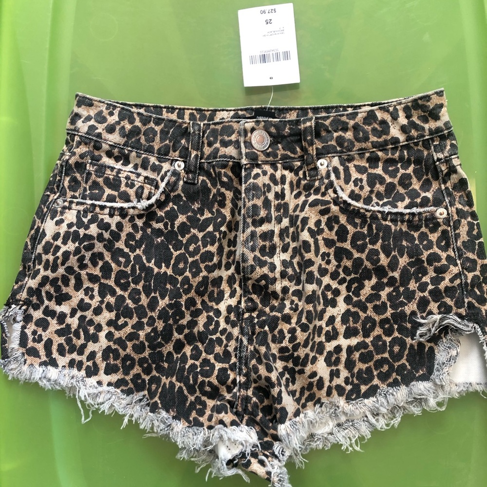 High-waisted Animal Print shorts